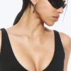 Top deportivo corto con escote pronunciado – Negro Top deportivo corto con escote pronunciado – Negro