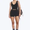 Top deportivo corto con escote pronunciado – Negro Top deportivo corto con escote pronunciado – Negro