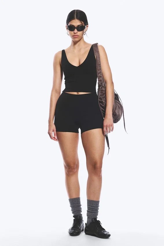 Top deportivo corto con escote pronunciado – Negro Top deportivo corto con escote pronunciado – Negro