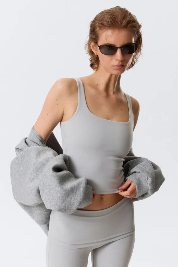 Top deportivo corto – Gris claro empolvado Top deportivo corto – Gris claro empolvado