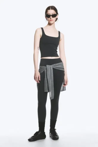 Top deportivo corto – Gris oscuro