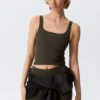Top deportivo corto – Marrón oscuro Top deportivo corto – Marrón oscuro