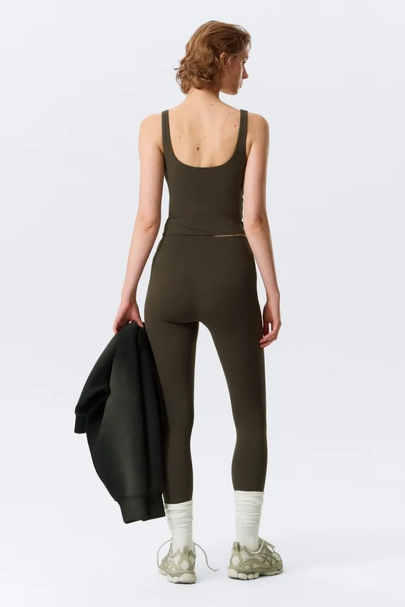 Top deportivo corto – Marrón oscuro Top deportivo corto – Marrón oscuro