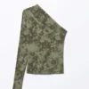 Top drapeado de nailon con un solo hombro – Verde caqui – Flores rociadas Top drapeado de nailon con un solo hombro – Verde caqui – Flores rociadas