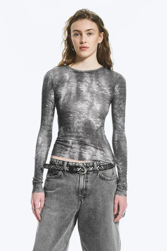 Top estampado de manga larga y corte entallado – Negro – Estampado de cocodrilo Top estampado de manga larga y corte entallado – Negro – Estampado de cocodrilo