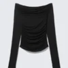 Top fruncido con hombros descubiertos y manga larga – Negro Top fruncido con hombros descubiertos y manga larga – Negro