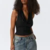 Top halter con drapeado en cascada – Negro Top halter con drapeado en cascada – Negro
