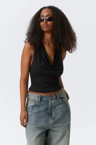 Top halter con drapeado en cascada – Negro