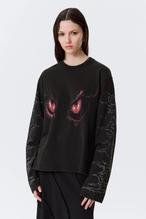 Top recto estampado de manga larga – Negro lavado – Dragon Gaze Top recto estampado de manga larga – Negro lavado – Dragon Gaze