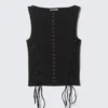 Top sin mangas con cordones y cuello barco con ojales – Negro Top sin mangas con cordones y cuello barco con ojales – Negro