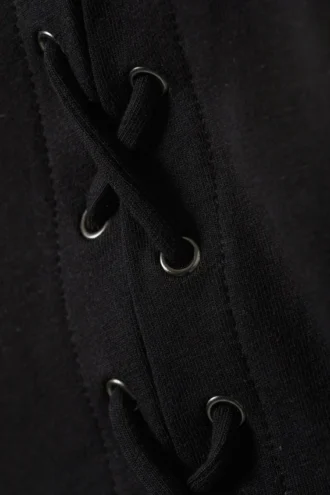 Top sin mangas con cordones y cuello barco con ojales – Negro