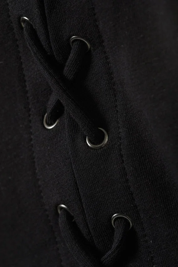 Top sin mangas con cordones y cuello barco con ojales – Negro Top sin mangas con cordones y cuello barco con ojales – Negro