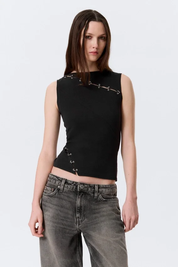 Top sin mangas con costuras perforadas y corte entallado – Negro Top sin mangas con costuras perforadas y corte entallado – Negro