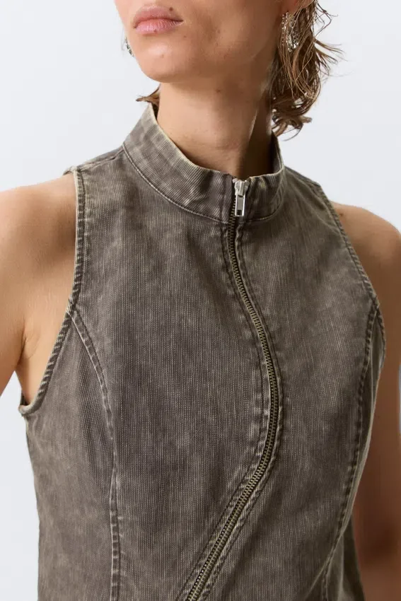 Top sin mangas con cremallera curvada – Gris oscuro Top sin mangas con cremallera curvada – Gris oscuro