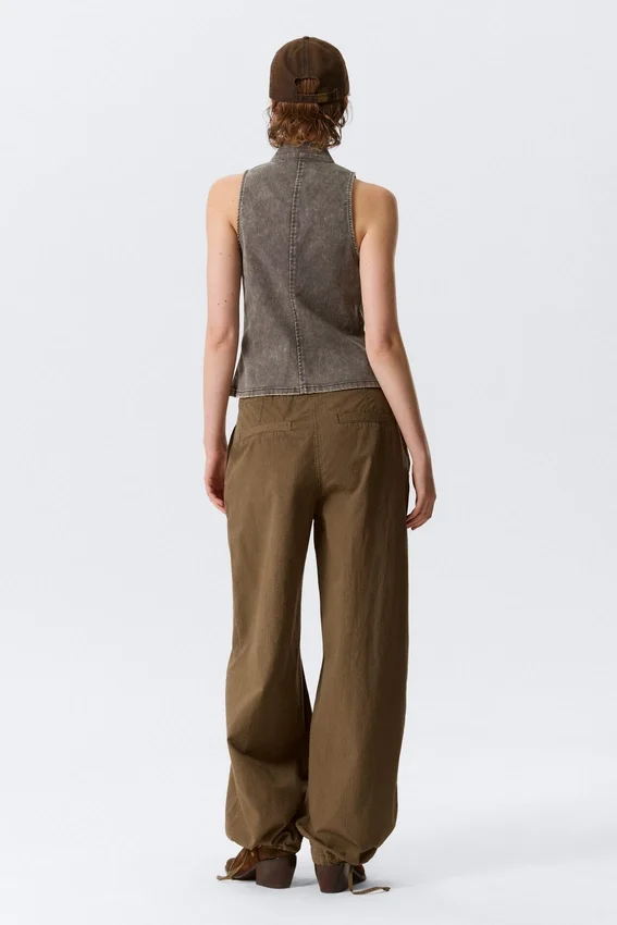 Top sin mangas con cremallera curvada – Gris oscuro Top sin mangas con cremallera curvada – Gris oscuro