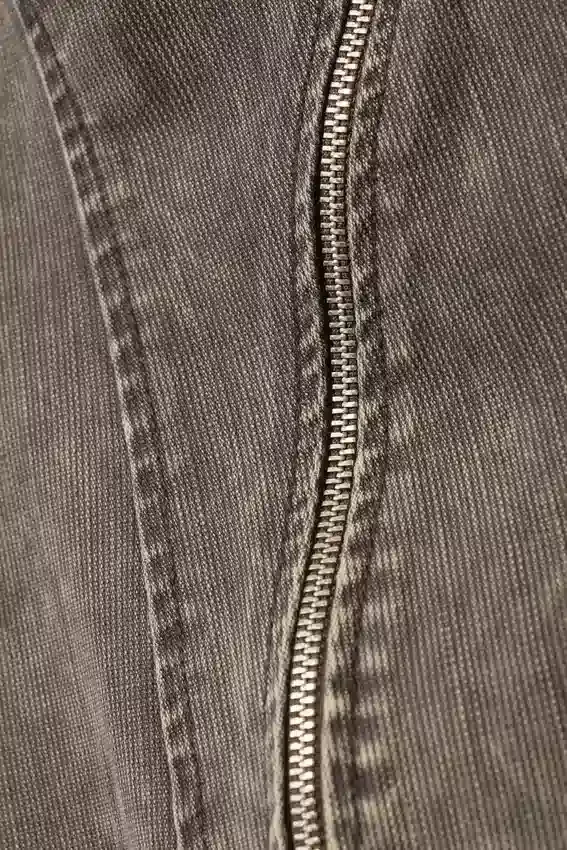 Top sin mangas con cremallera curvada – Gris oscuro Top sin mangas con cremallera curvada – Gris oscuro