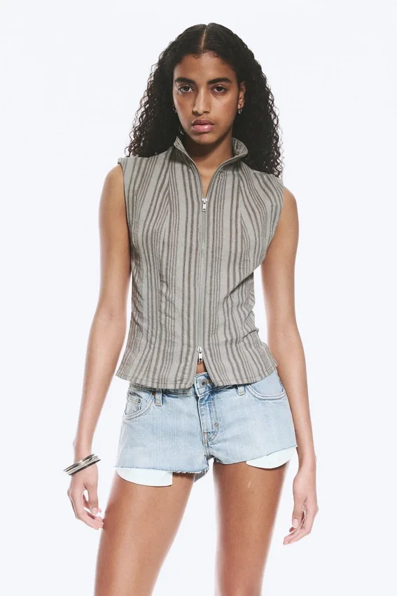 Top sin mangas con cuello alto y cremallera – Gris polvoriento Top sin mangas con cuello alto y cremallera – Gris polvoriento