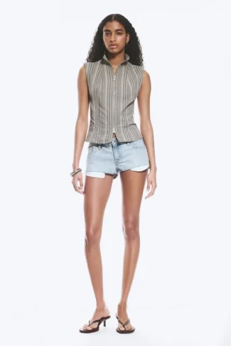 Top sin mangas con cuello alto y cremallera – Gris polvoriento