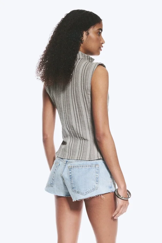 Top sin mangas con cuello alto y cremallera – Gris polvoriento Top sin mangas con cuello alto y cremallera – Gris polvoriento