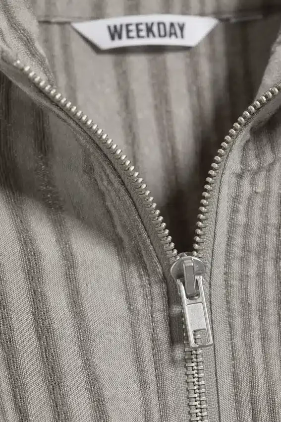 Top sin mangas con cuello alto y cremallera – Gris polvoriento Top sin mangas con cuello alto y cremallera – Gris polvoriento