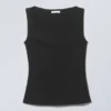Top sin mangas con cuello barco y canalé – Negro