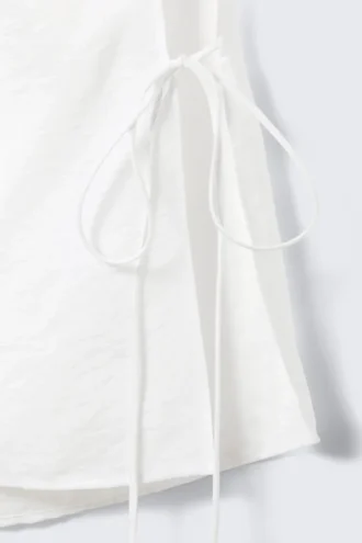 Top sin mangas con cuello barco y lazo – Blanco