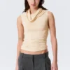 Top sin mangas con cuello de embudo – Beige claro