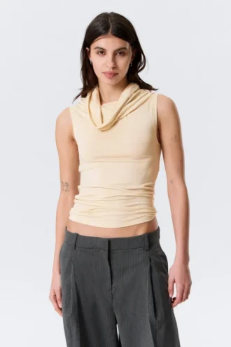 Top sin mangas con cuello de embudo – Beige claro