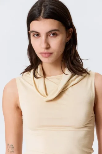 Top sin mangas con cuello de embudo – Beige claro