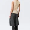 Top sin mangas con cuello de embudo – Beige claro