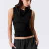 Top sin mangas con cuello de embudo – Negro