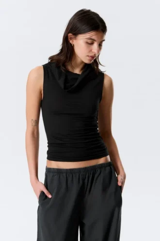 Top sin mangas con cuello de embudo – Negro