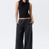 Top sin mangas con cuello de embudo – Negro