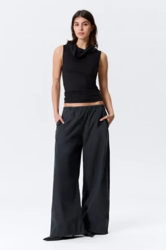 Top sin mangas con cuello de embudo – Negro