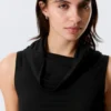 Top sin mangas con cuello de embudo – Negro