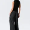Top sin mangas con cuello de embudo – Negro