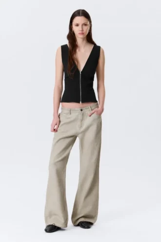 Top sin mangas con cuello en V y cremallera – Negro