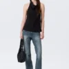 Top sin mangas con cuello halter drapeado – Negro