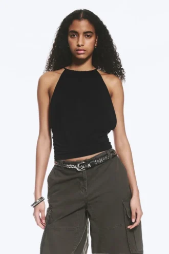 Top sin mangas con fruncido y cuello halter – Negro