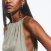 Top sin mangas con fruncido y cuello halter – Verde caqui apagado Top sin mangas con fruncido y cuello halter – Verde caqui apagado