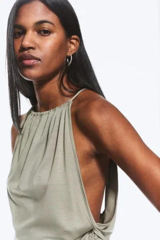 Top sin mangas con fruncido y cuello halter – Verde caqui apagado