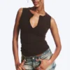 Top sin mangas de corte ajustado con cuello en V – Marrón oscuro Top sin mangas de corte ajustado con cuello en V – Marrón oscuro