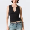 Top sin mangas de corte ajustado con cuello en V – Negro Top sin mangas de corte ajustado con cuello en V – Negro