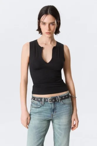 Top sin mangas de corte ajustado con cuello en V – Negro