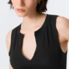 Top sin mangas de corte ajustado con cuello en V – Negro Top sin mangas de corte ajustado con cuello en V – Negro