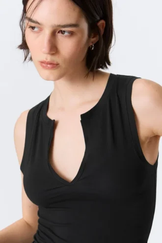 Top sin mangas de corte ajustado con cuello en V – Negro