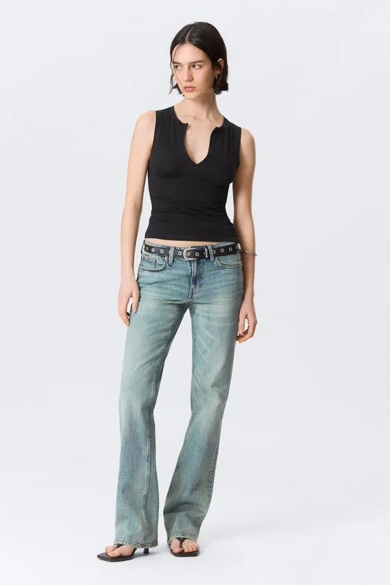 Top sin mangas de corte ajustado con cuello en V – Negro Top sin mangas de corte ajustado con cuello en V – Negro