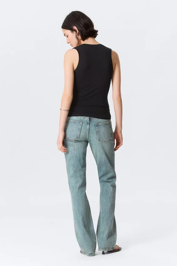 Top sin mangas de corte ajustado con cuello en V – Negro Top sin mangas de corte ajustado con cuello en V – Negro