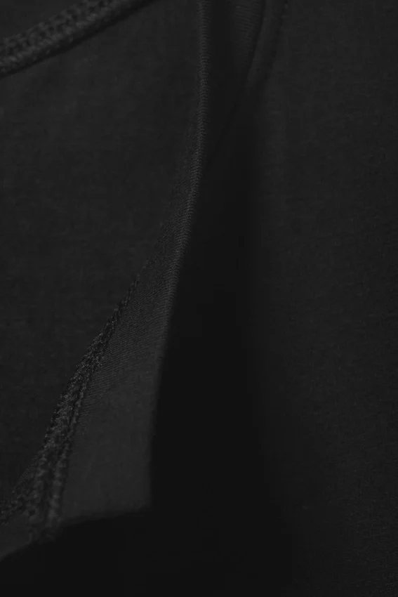 Top sin mangas de corte ajustado con cuello en V – Negro Top sin mangas de corte ajustado con cuello en V – Negro