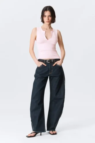 Top sin mangas de corte ajustado con cuello en V – Rosa claro